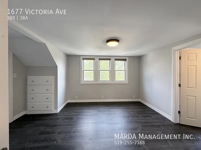 1677 Victoria Ave — Photo 28