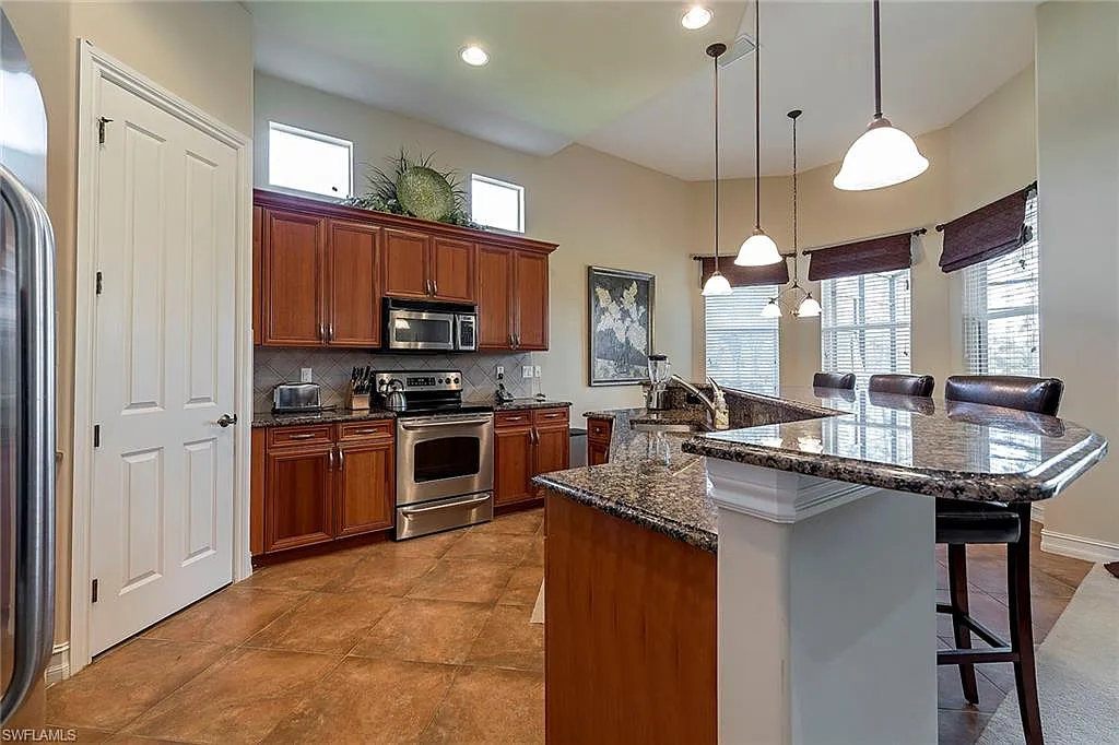 3 bed, 2.0 bath, 1924 sqft, $12,000 — Photo 3