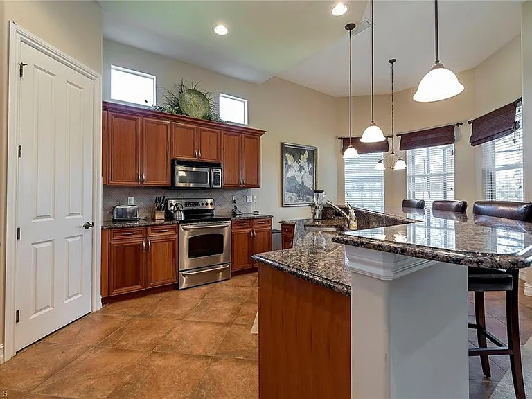 7812 Valencia Ct — Photo 3