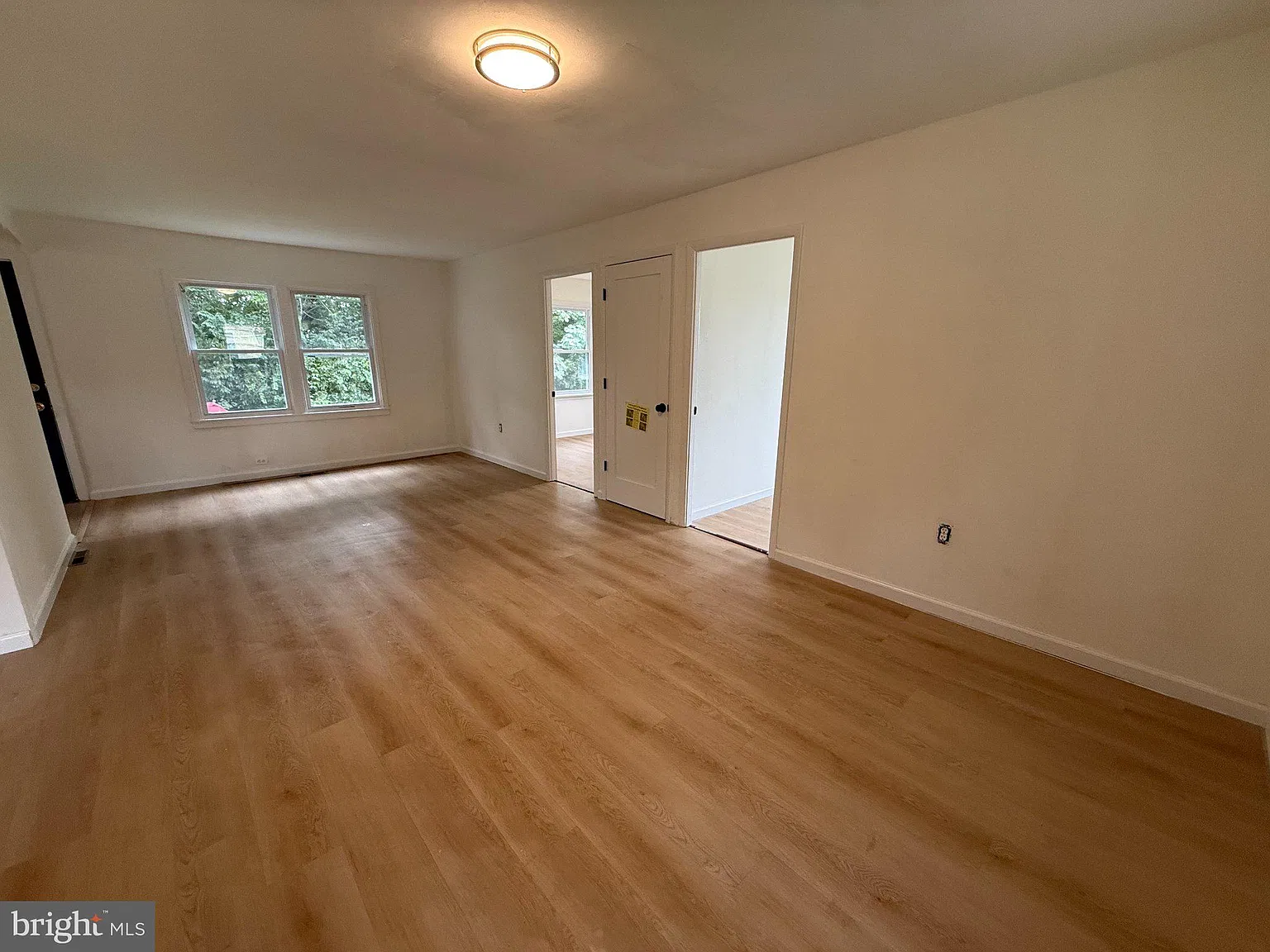3 bed, 1.0 bath, 1200 sqft, $1,950 — Photo 2