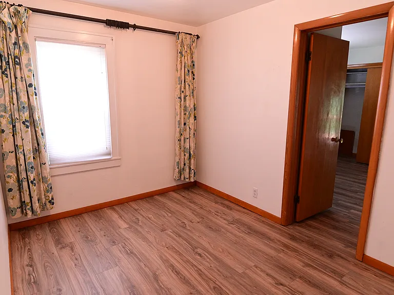 954 La Salle Ave — Photo 11
