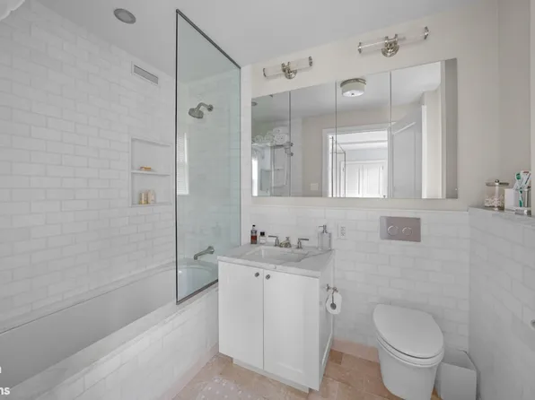 32 Washington Square West image 19 of 26