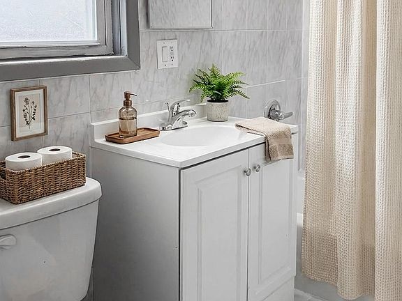 5th image of 2736 Fenton Ave #2