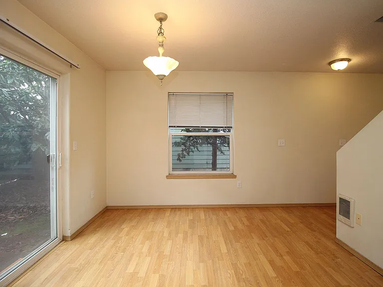 812 N Dekum St — Photo 5