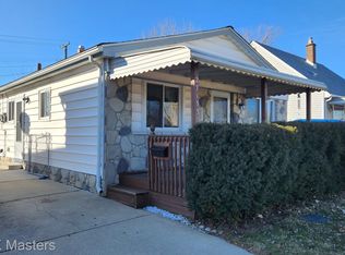 27153 Ridgewood St, Roseville, MI 48066