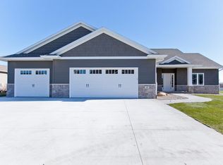 600 Robinwood Dr, Robins, IA 52328