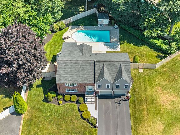 4th image of 34 Judith Cir