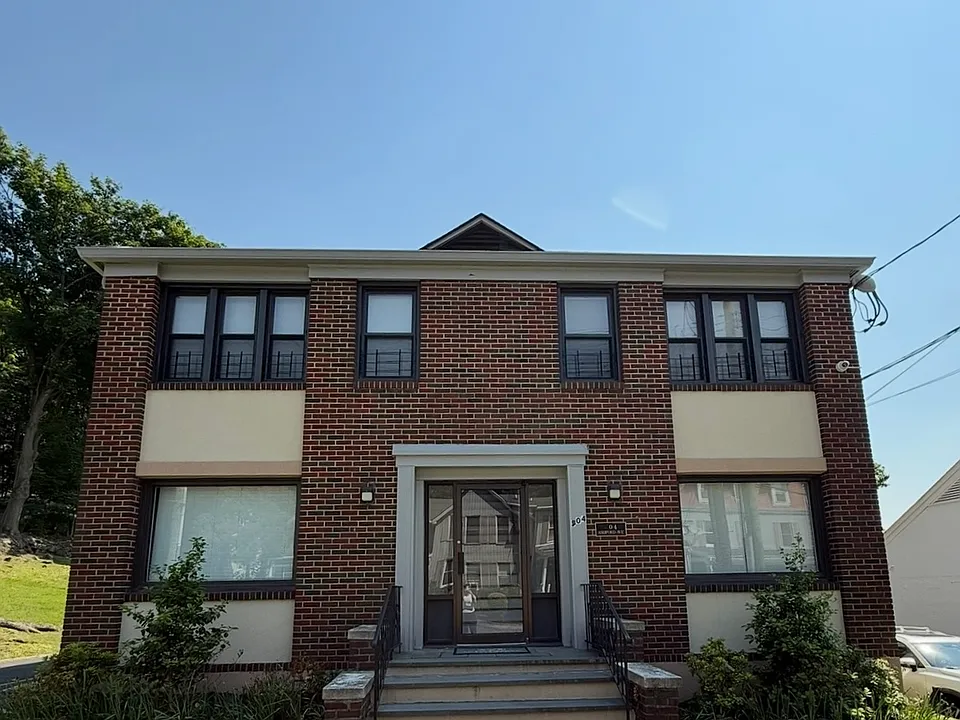 504 Ashford Ave #2W