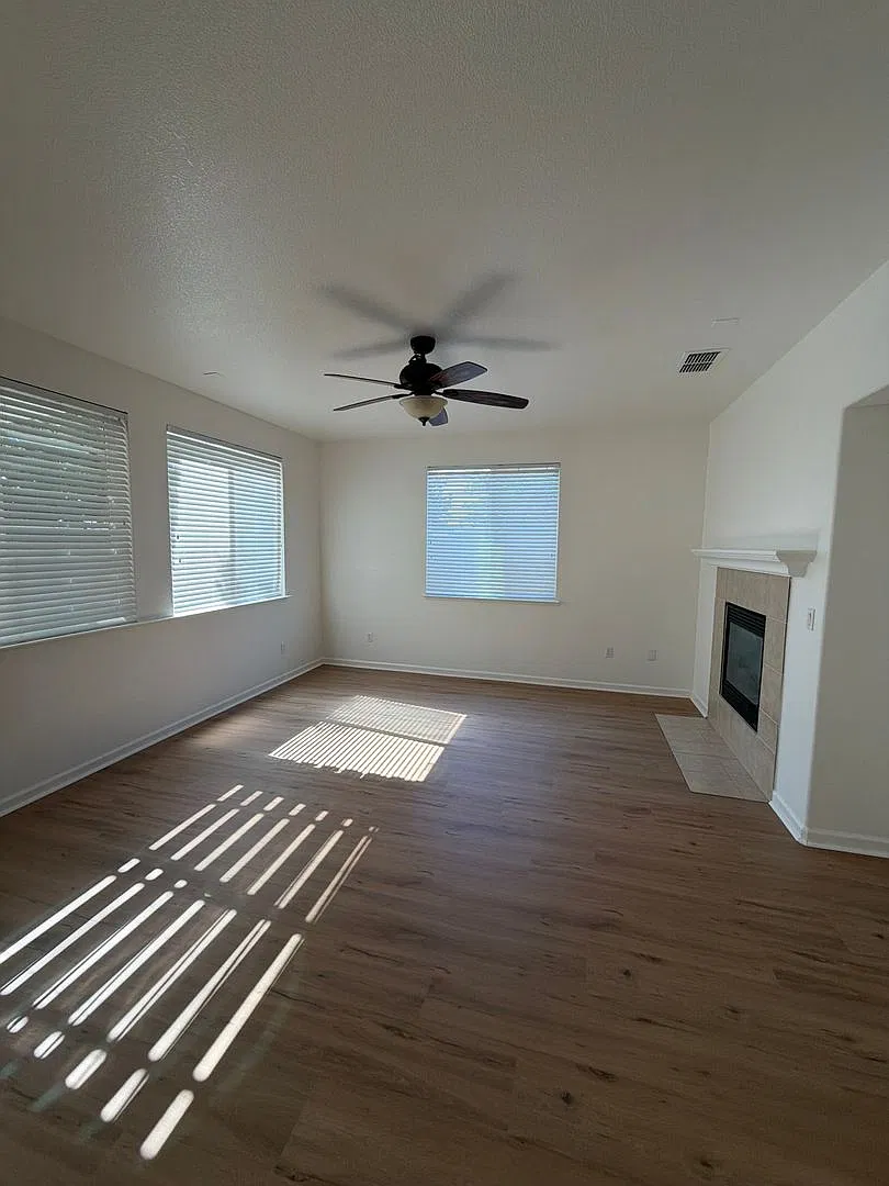 Corner Lot - 4 Bed 2 Bath !! — Photo 2