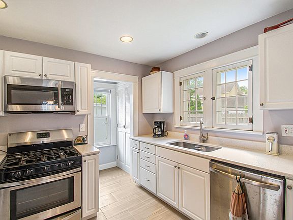 5th image of 305 W King St