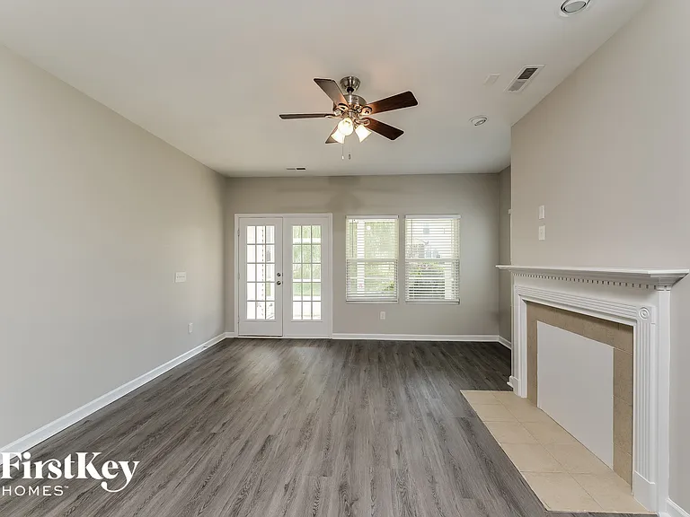 6904 Lowline Dr — Photo 2