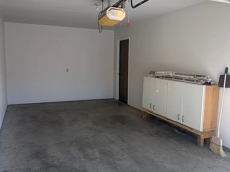 923 Greenfield Ave — Photo 35