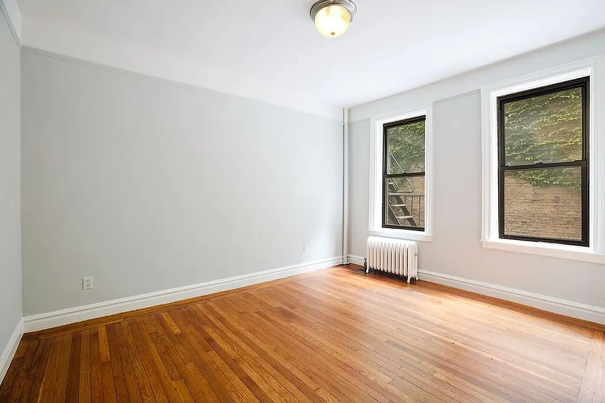 225 W 12th St — Photo 2