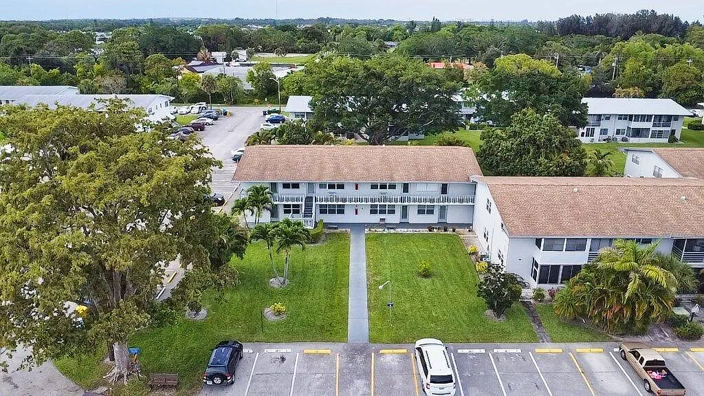 2 bed, 1.5 bath, 798 sqft, $1,600 — Photo 2