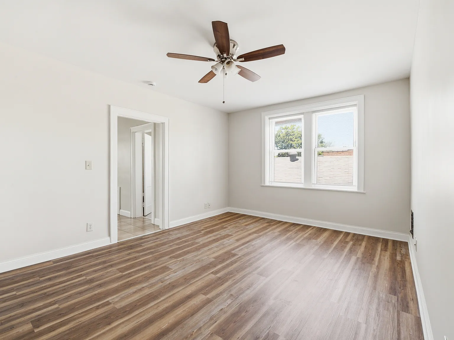 4916 Robert Avenue - 4918 — Photo 2