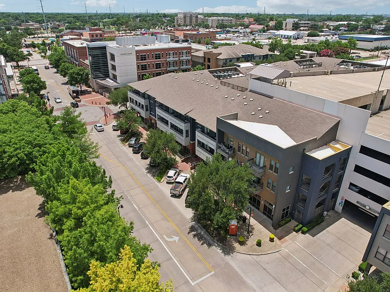 Oaks 5th Street Crossing at City Center — Photo 44