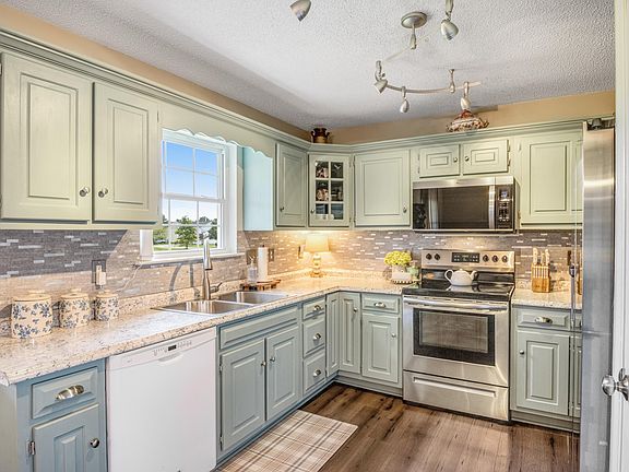 3rd image of 34 Spring Place Dr