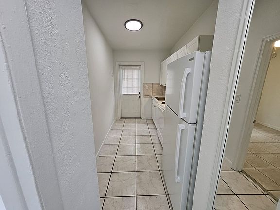 4th image of 1100 NE 12th Ave APT 1