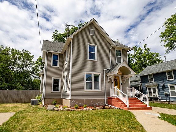 3rd image of 816 Bluff St