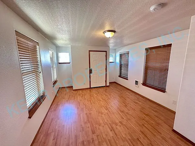Spacious 3-Bed Oasis with 1.5 Baths in Portland Your Next Home Awaits! — Photo 2