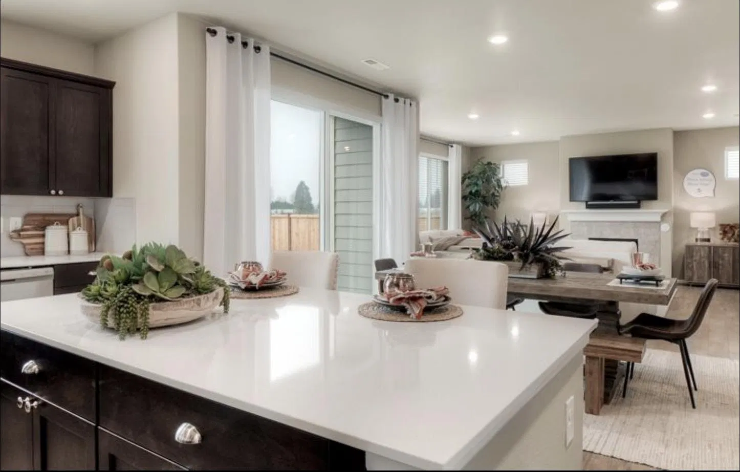 4 bed, 2.5 bath, 2704 sqft, $3,400 — Photo 4