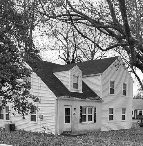 2nd image of 2501 Clarendon Ave