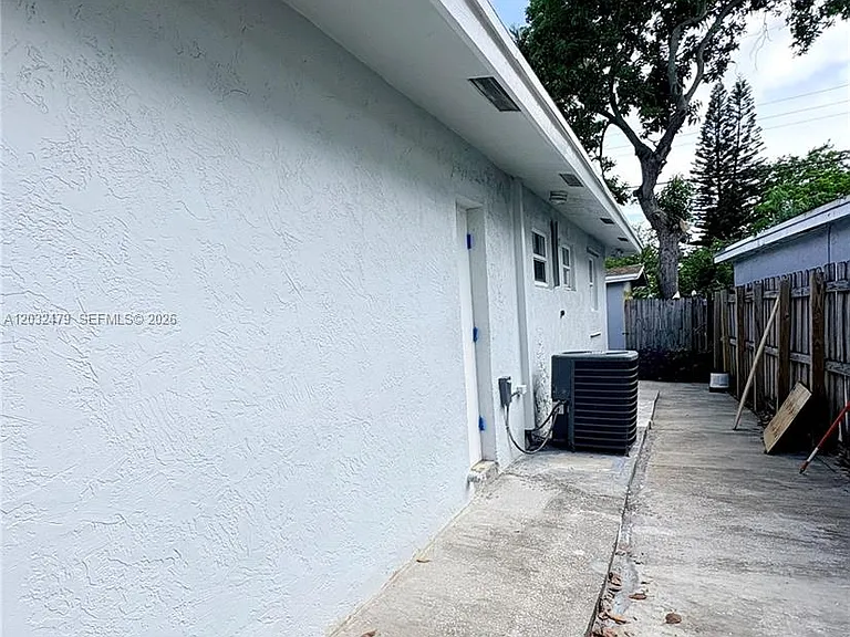 1116 N 61st Ave — Photo 14