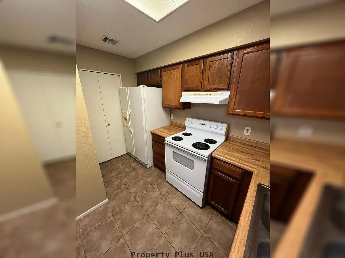 2 bed, 2.5 bath, 1072 sqft, $1,325 — Photo 4