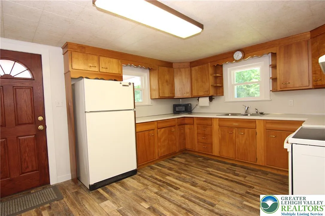 4 bed, 1.0 bath, 1190 sqft, $2,500 — Photo 2