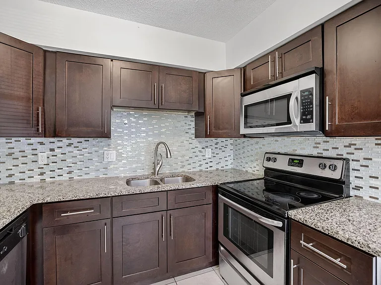 2500 SW 18th Ter #3 — Photo 12