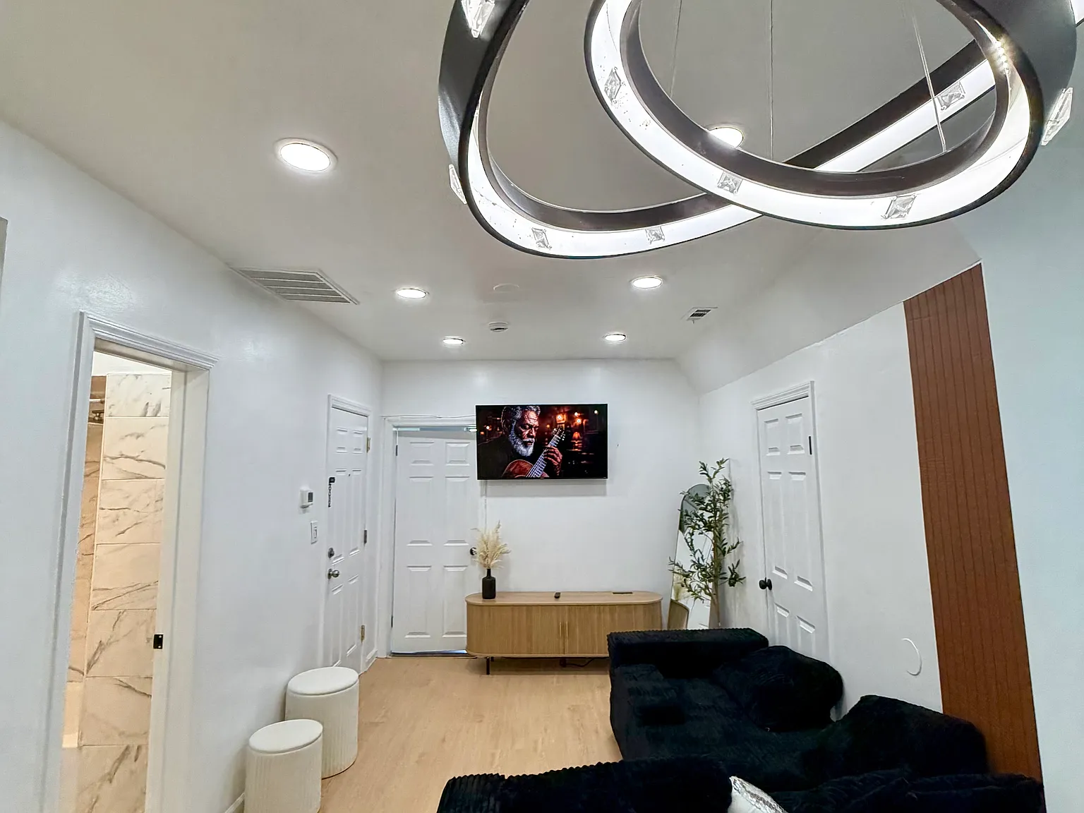 2 bed, 1200 sqft, $1,900 — Photo 2