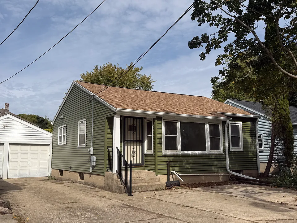 2634 E Lawn Ct