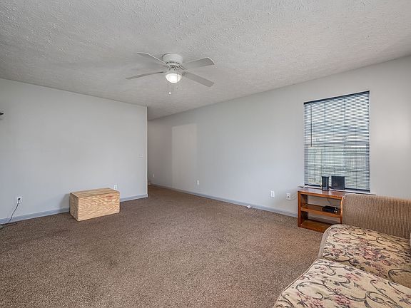 5th image of 100 Saddlewood Dr