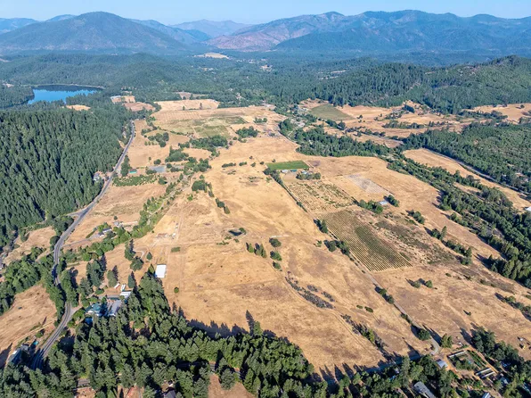 4240 Lake Shore Dr, Selma, OR 97538