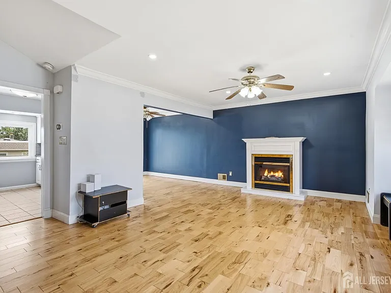 264 E George Pl — Photo 4