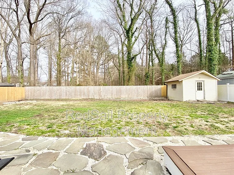 725 Chatsworth Dr — Photo 20