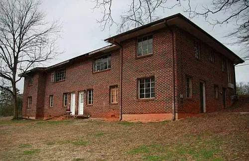 305 W Oak St Photo 1