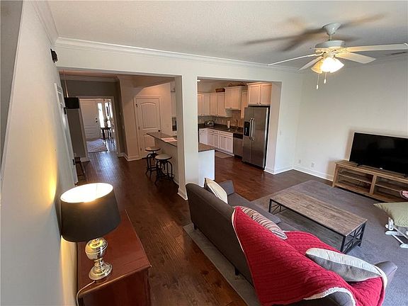4th image of 305 Reserve Ln