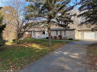 807 Devonshire Rd, Fowlerville, MI 48836