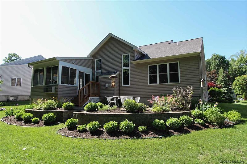 3rd image of 12 SUNDANCE Drive