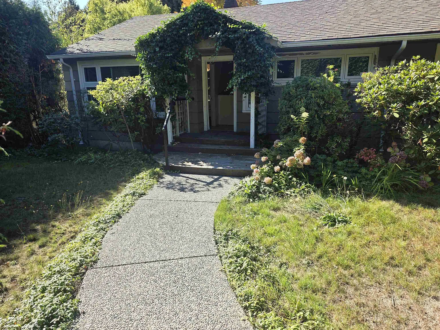 5 bed, 3022 sqft, $5,300 — Photo 1