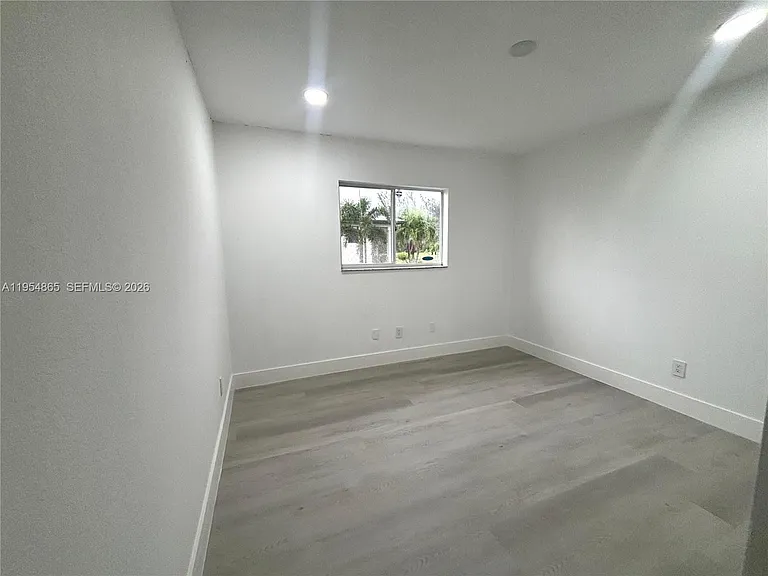 142 SW 34th Pl — Photo 11