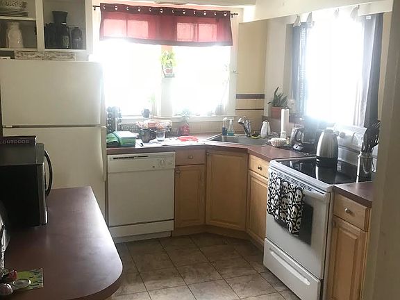 New stainless steel refrigerator, dishwasher and gas stove (not pictured here). Updated photos pending