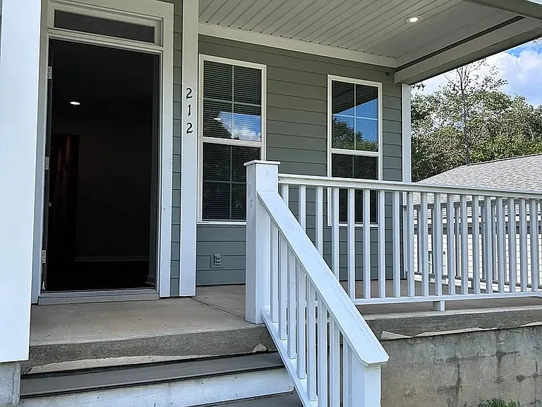 240 Carriage Ln — Photo 3