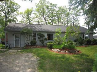 1544 Westwood Dr, Howell, MI 48843