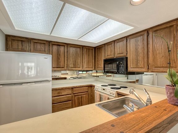 3rd image of 401 100th Ave NE APT 326