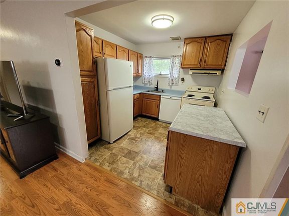 5th image of 23 Essex Ln