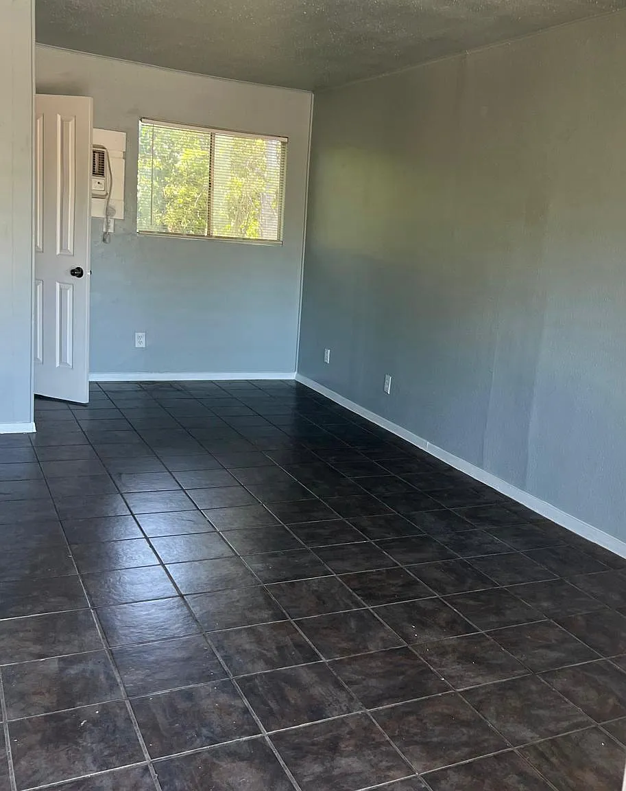 501 Deen Ave — Photo 4