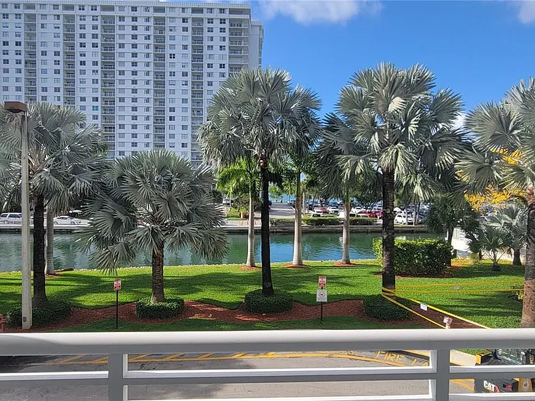 400 S Kings Point Dr #220 — Photo 21