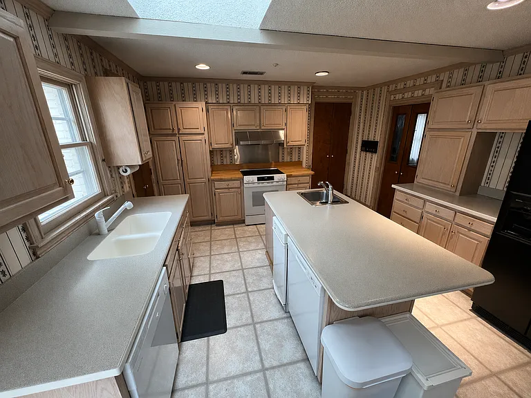 Kitchen (Approx. 15 x 30)
2 Dishwashers
